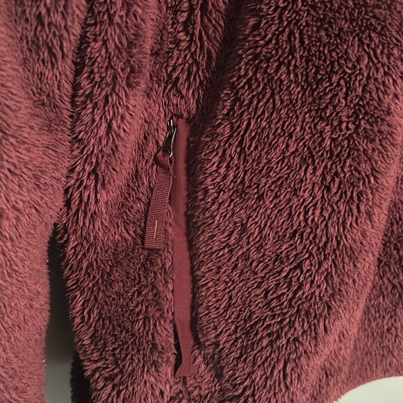 Like new LL Bean women’s maroon hi-pile fleece pullover - Picture 4 of 5